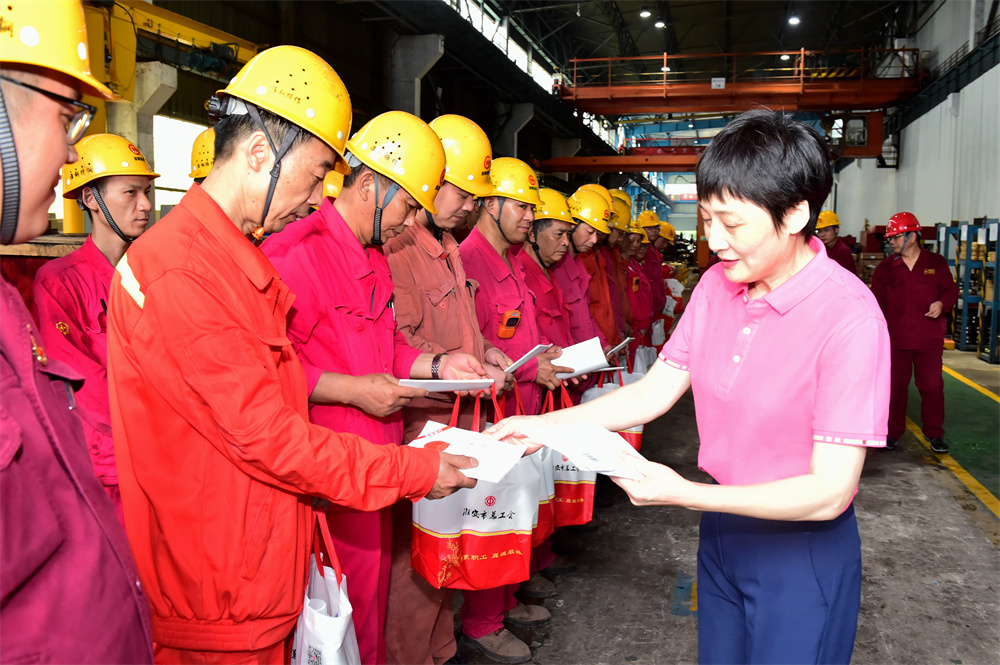 市总工会党组书记、副主席王立华一行 来开云手机站官网（北京）有限公司开展“送清凉”高温慰问